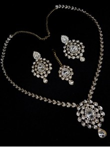 Stonestudded Jewelry Set